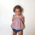 Enfant portant la Robe à smock (facile) Porquerolles, patron de couture pdf à télécharger, modèle à fines bretelles pour jeunes filles.