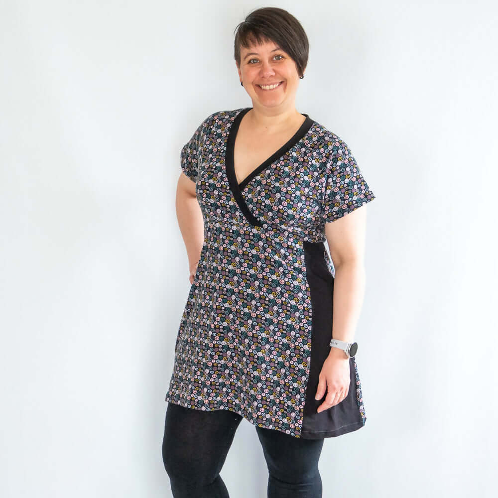 Femme portant une Robe tunique sportwear, 34 au 56, 4 statures – Cranberry, patron de couture PDF à télécharger, manches raglan, encolure en V.