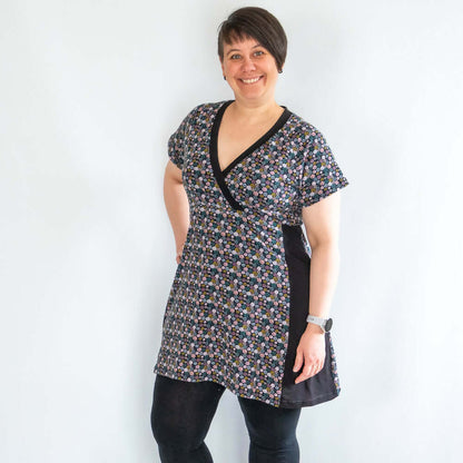 Femme portant une Robe tunique sportwear, 34 au 56, 4 statures – Cranberry, patron de couture PDF à télécharger, manches raglan, encolure en V.