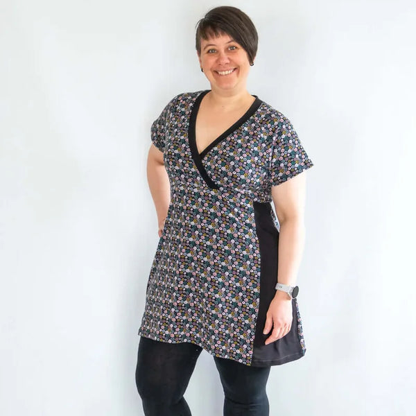 Femme portant une Robe tunique sportwear, 34 au 56, 4 statures – Cranberry, patron de couture PDF à télécharger, manches raglan, encolure en V.