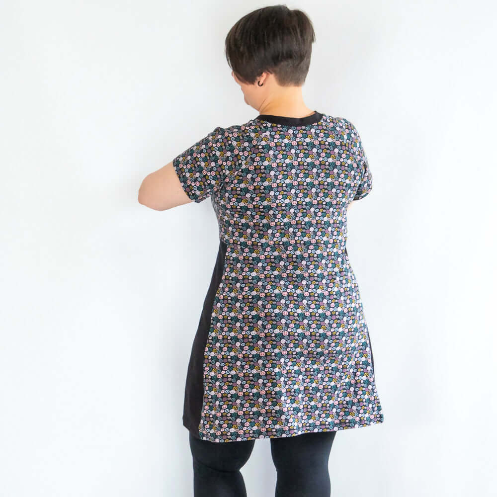 Femme portant la Robe tunique sportwear, 34 au 56, 4 statures – Cranberry avec des manches raglan, patron de couture pdf à télécharger.