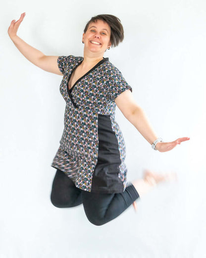 Femme portant Robe tunique sportwear, 34 au 56, 4 statures – Cranberry, patron de couture pdf à télécharger, sautant avec joie.