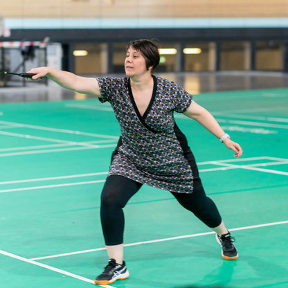 Femme jouant au badminton en Robe tunique sportwear, 34 au 56, 4 statures – Cranberry, patron de couture pdf à télécharger