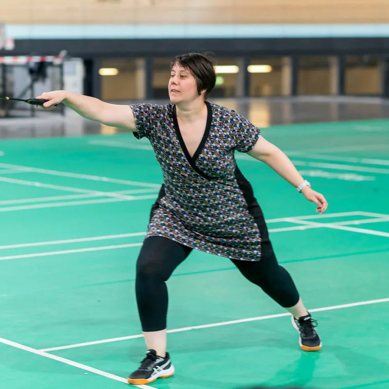 Femme jouant au badminton en Robe tunique sportwear, 34 au 56, 4 statures – Cranberry, patron de couture pdf à télécharger