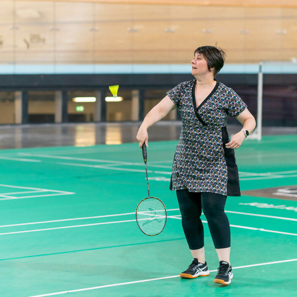 Femme portant une Robe tunique sportwear, 34 au 56, 4 statures – Cranberry, jouant au badminton; patron de couture PDF à télécharger.