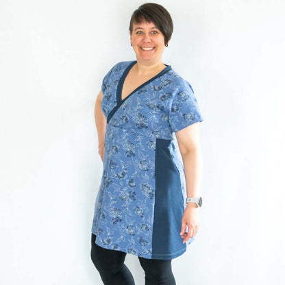 Femme portant une robe tunique sportwear en bleu, Robe tunique sportwear, 34 au 56, 4 statures – Cranberry, patron de couture pdf à télécharger