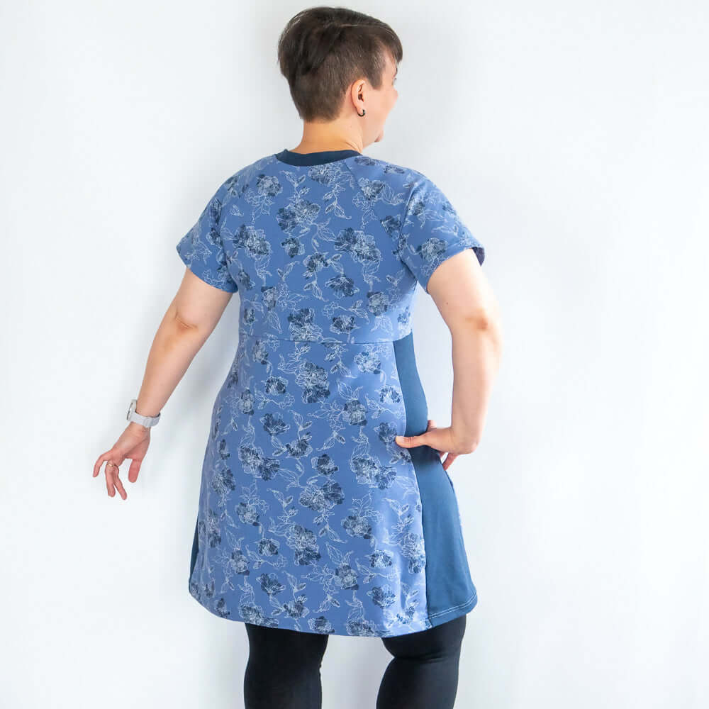 Personne portant la Robe tunique sportwear, 34 au 56, 4 statures – Cranberry, vue de dos, patron de couture pdf à télécharger.