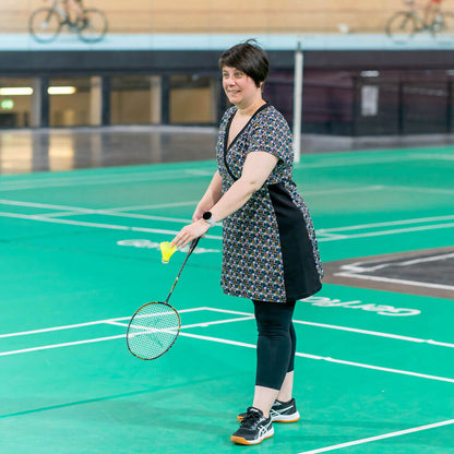 Femme jouant au badminton vêtue d'une Robe tunique sportwear, 34 au 56, 4 statures – Cranberry, patron de couture pdf à télécharger.