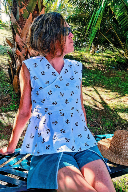 Femme portant la Robe/Blouse Callisto - T36 à 50, patron de couture pdf à télécharger, design léger et sans manches pour l'été.