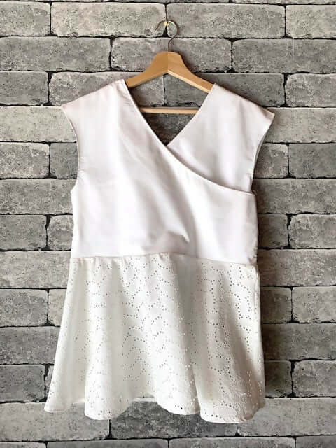 Robe/Blouse Callisto - T36 à 50, patron de couture pdf à télécharger, haut sans manches blanc avec volants, parfait pour l'été