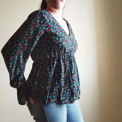 Femme portant la Robe/Top "Glynis" du 32 au 60, patron de couture pdf à télécharger, manches longues bouffantes.