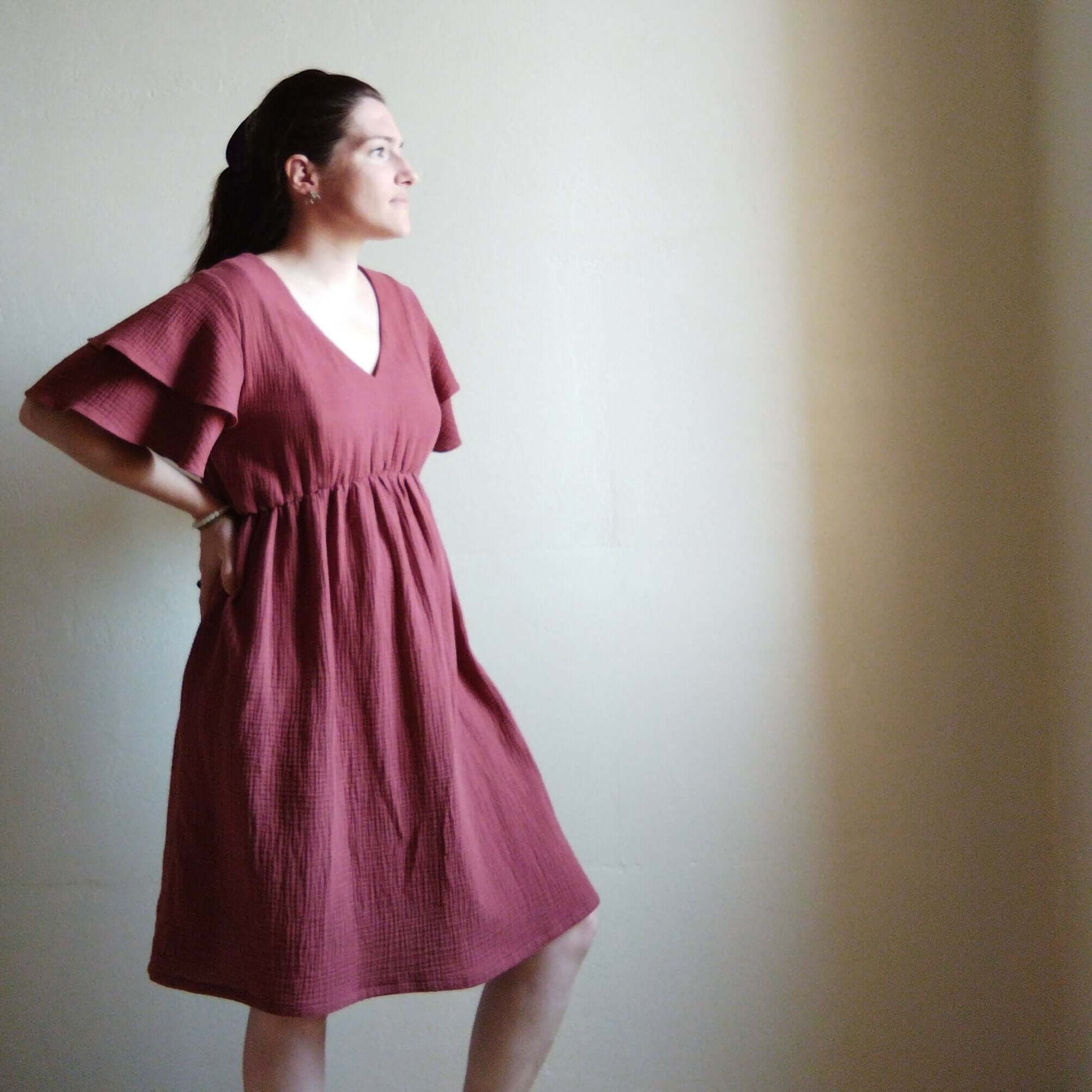 Femme portant le Robe/Top "Glynis" du 32 au 60 avec manches papillons, patron de couture pdf à télécharger.