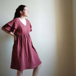 Femme portant le Robe/Top "Glynis" du 32 au 60 avec manches papillons, patron de couture pdf à télécharger.