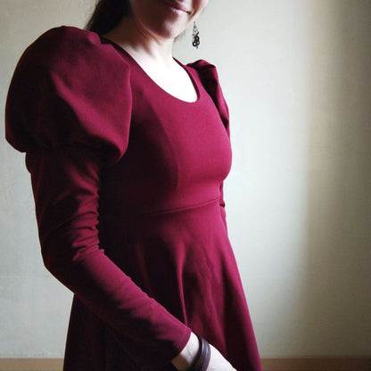 Femme portant Robe/Top "Limurine" en rouge, patron de couture pdf à télécharger du 32 au 60 pour créer une robe élégante.