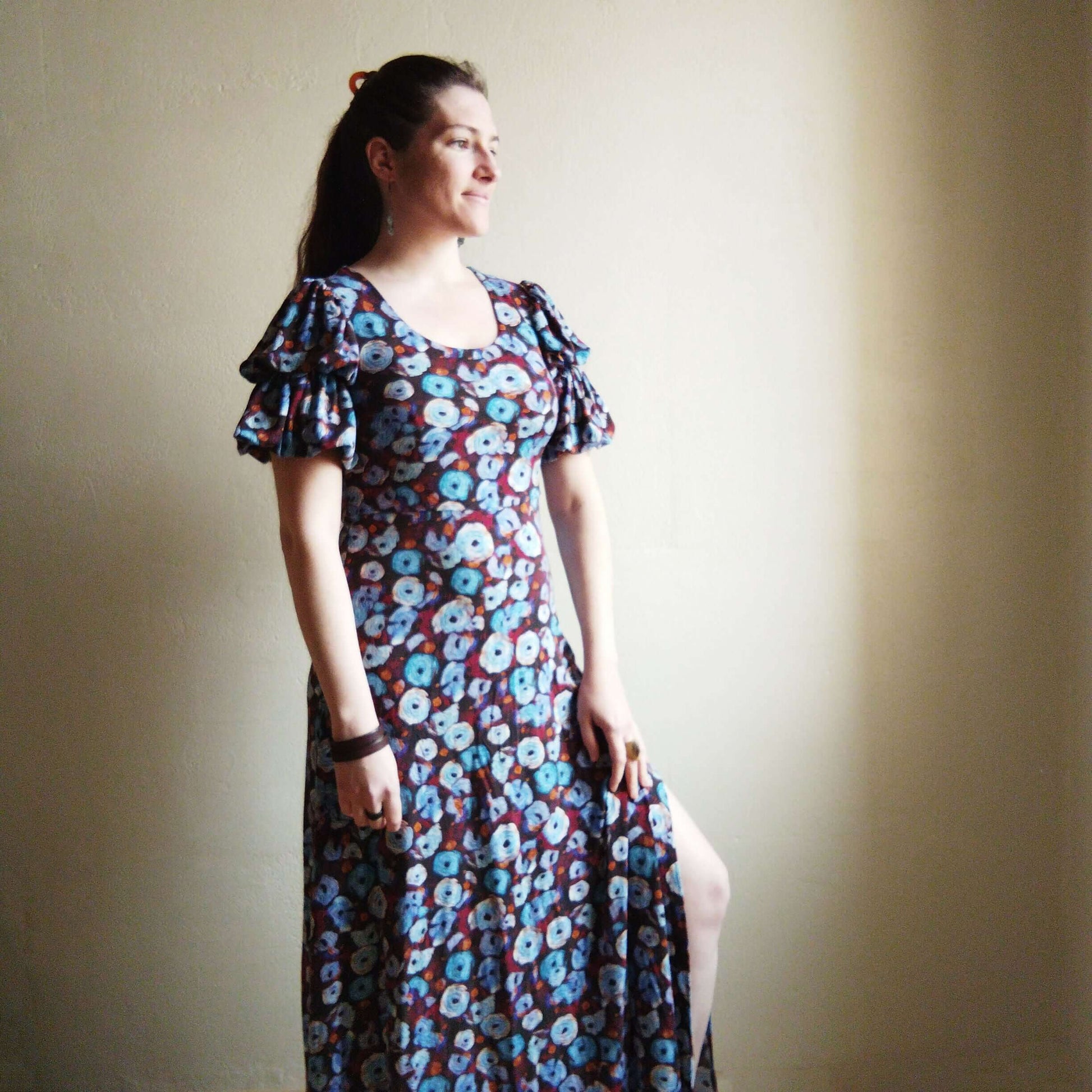 Femme portant une Robe/Top "Limurine" du 32 au 60 avec motif floral, patron de couture pdf à télécharger.