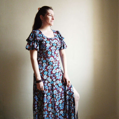 Femme portant une Robe/Top "Limurine" du 32 au 60 avec motif floral, patron de couture pdf à télécharger.