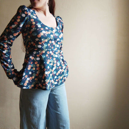 Robe/Top "Limurine" du 32 au 60, patron de couture pdf à télécharger, femme portant un haut à motifs colorés.