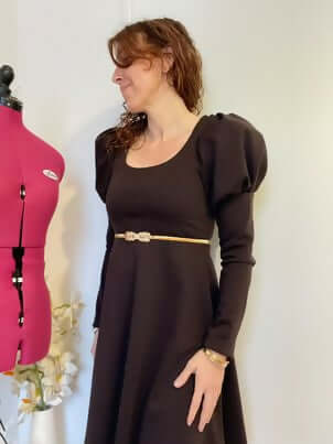 Robe/Top "Limurine" du 32 au 60, patron de couture pdf à télécharger, portée par une femme avec une ceinture dorée.