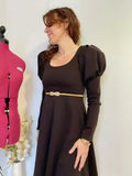 Robe/Top "Limurine" du 32 au 60, patron de couture pdf à télécharger, portée par une femme avec une ceinture dorée.