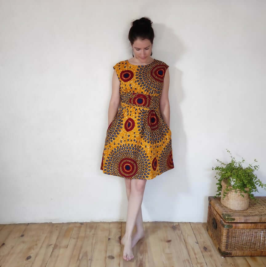 Femme portant Robe/Top "Mookie" du 32 au 56, style années 50, avec poches. Patron de couture pdf à télécharger inclus.