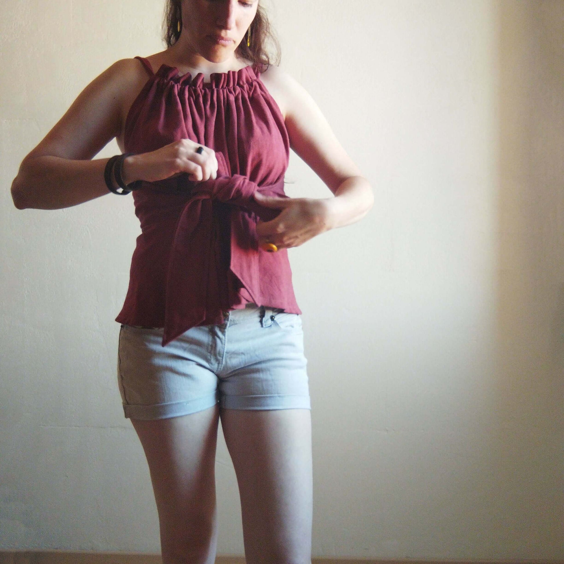 Robe/Top "Spinule" du 32 au 60 en rouge, une femme ajustant le vêtement, patron de couture pdf à télécharger