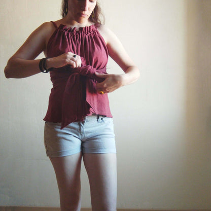 Robe/Top "Spinule" du 32 au 60 en rouge, une femme ajustant le vêtement, patron de couture pdf à télécharger