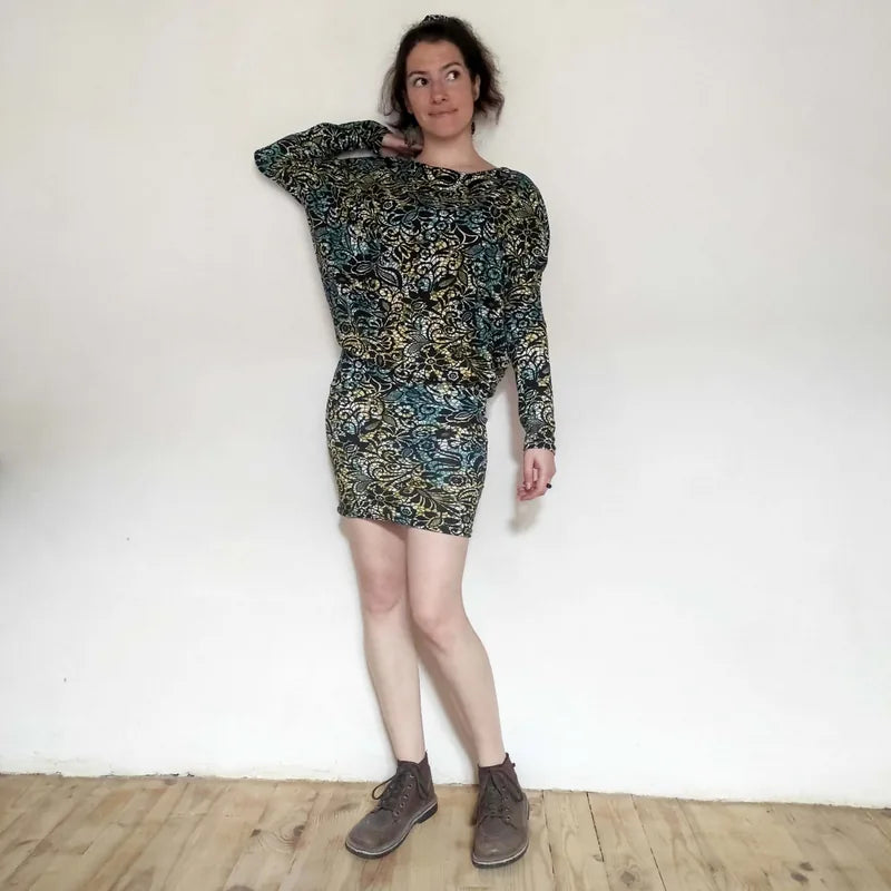 Femme portant une robe/top "Zanka" en maille, à encolure bateau, avec motif coloré et manches longues.