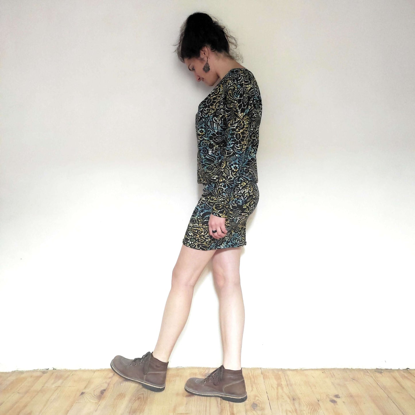 Femme portant la robe en maille "Zanka" avec encolure bateau, design élégant et ample.