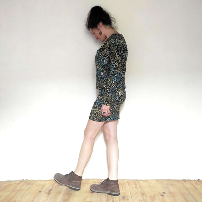 Femme portant la robe en maille "Zanka" avec encolure bateau, design élégant et ample.