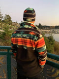 Homme portant SHERPA - La polaire mixte du XS au XXXL sur un pont, avec motif coloré, idéal pour l'hiver. Patron de couture pdf à télécharger.