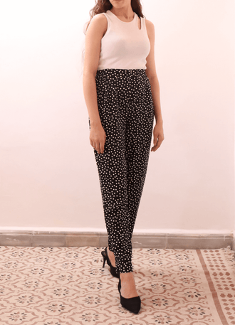 Femme portant le SURI PANTALON-taille de 30 à 58 EU, pantalon à pli avant et poches, patron de couture pdf à télécharger.