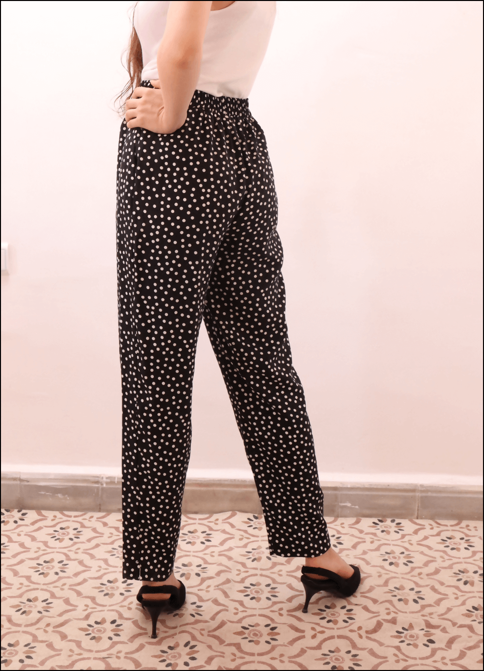 SURI PANTALON-taille de 30 à 58 EU, patron de couture pdf à télécharger, pantalon à pois noir et blanc pour femme, vue arrière, confort et style.