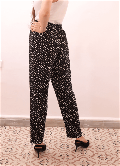 SURI PANTALON-taille de 30 à 58 EU, patron de couture pdf à télécharger, pantalon à pois noir et blanc pour femme, vue arrière, confort et style.