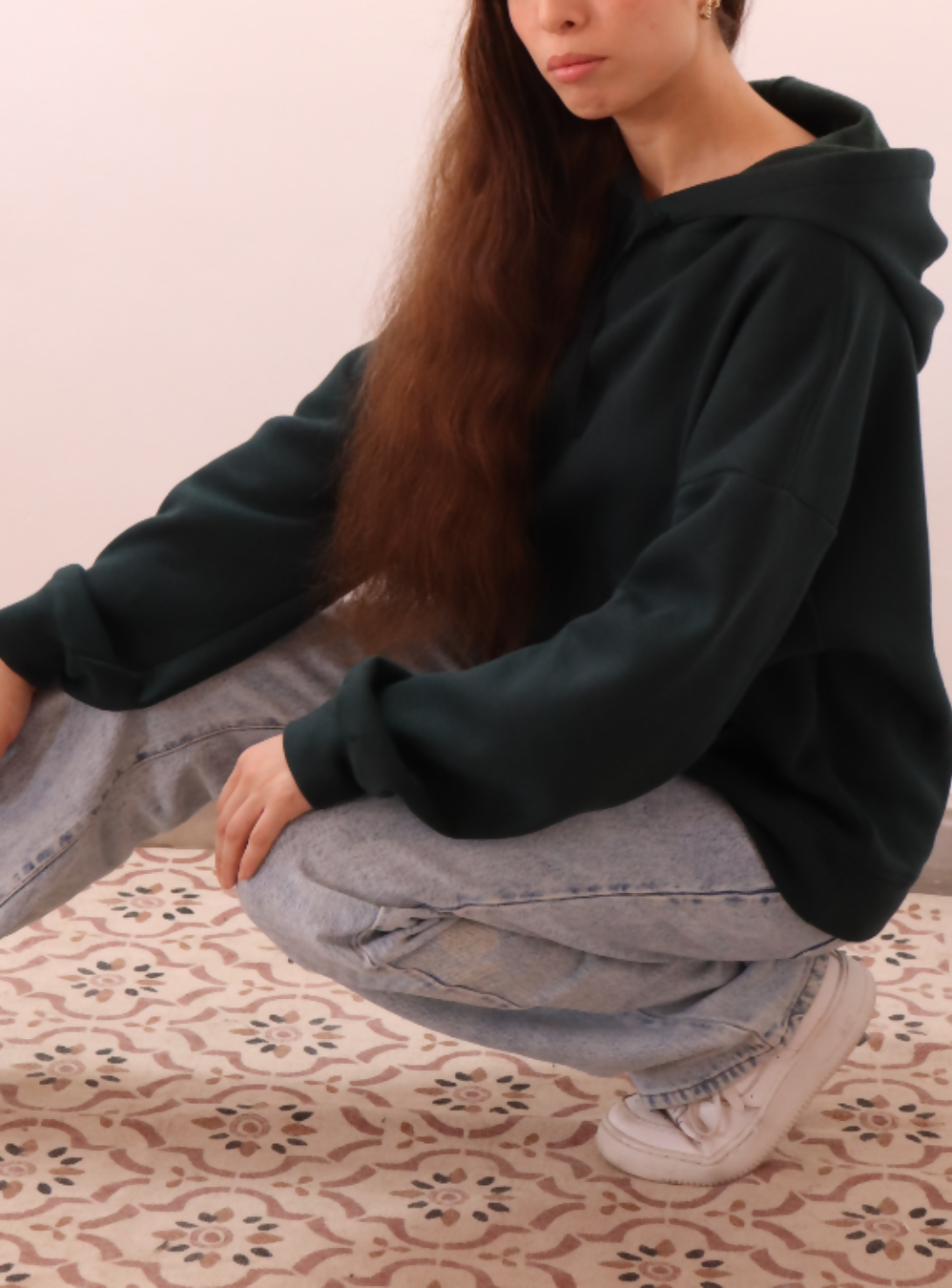 Femme portant SWEAT À CAPUCHE VERNA- -taille de 30 à 58 EU, patron de couture pdf à télécharger, en molleton vert foncé.