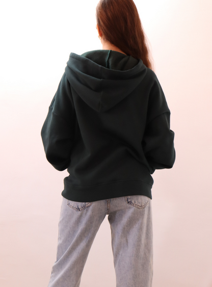 SWEAT À CAPUCHE VERNA- -taille de 30 à 58 EU, patron de couture pdf à télécharger, femme en sweat molletonné noir vu de dos