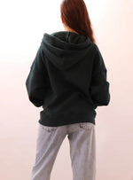 SWEAT À CAPUCHE VERNA- -taille de 30 à 58 EU, patron de couture pdf à télécharger, femme en sweat molletonné noir vu de dos