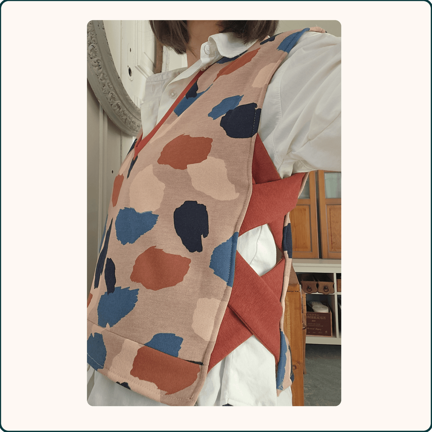 Personne portant un SWEAT SANS MANCHES MICHEL.E, patron de couture pdf à télécharger, motif coloré, sur chemise blanche.