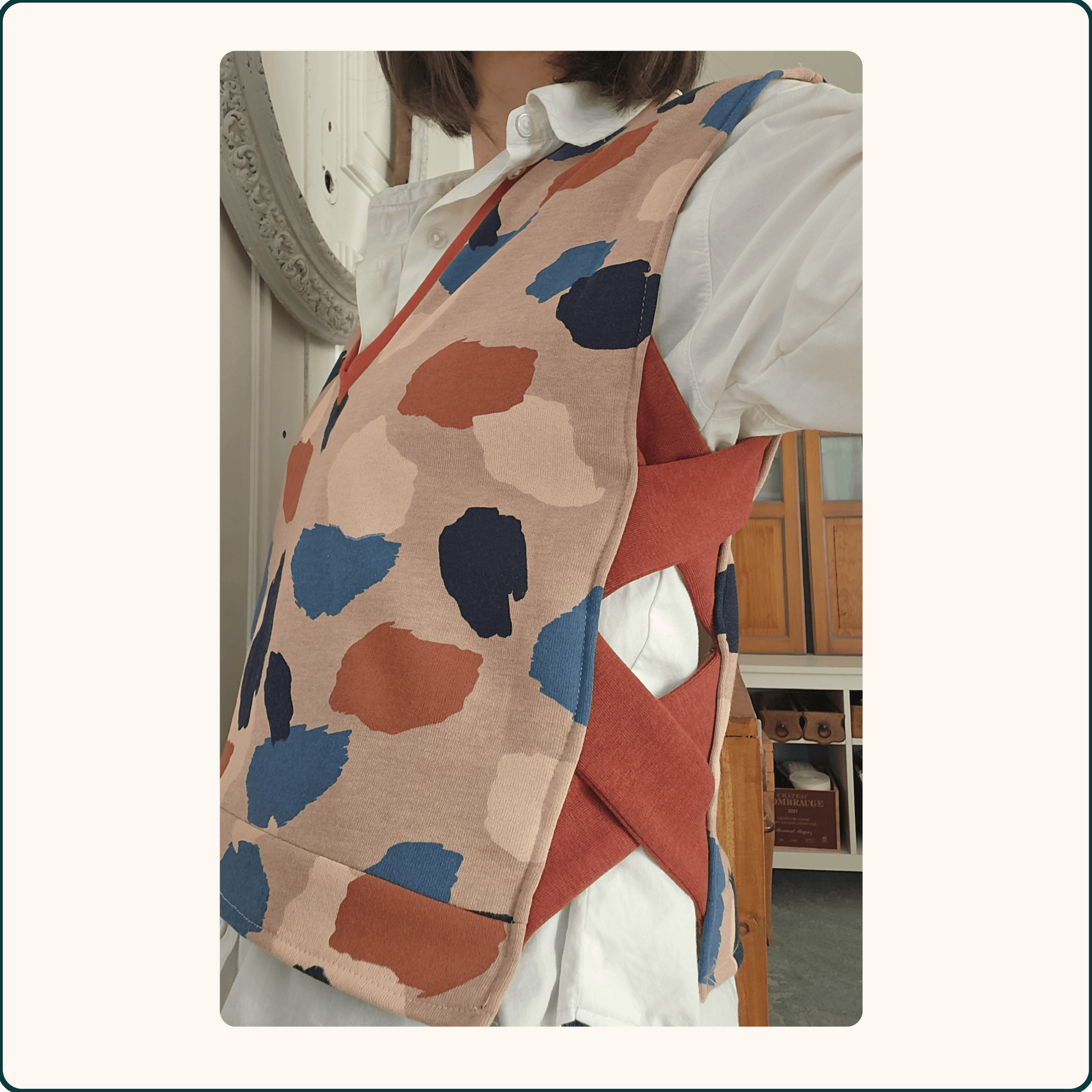 Personne portant un SWEAT SANS MANCHES MICHEL.E, patron de couture pdf à télécharger, motif coloré, sur chemise blanche.