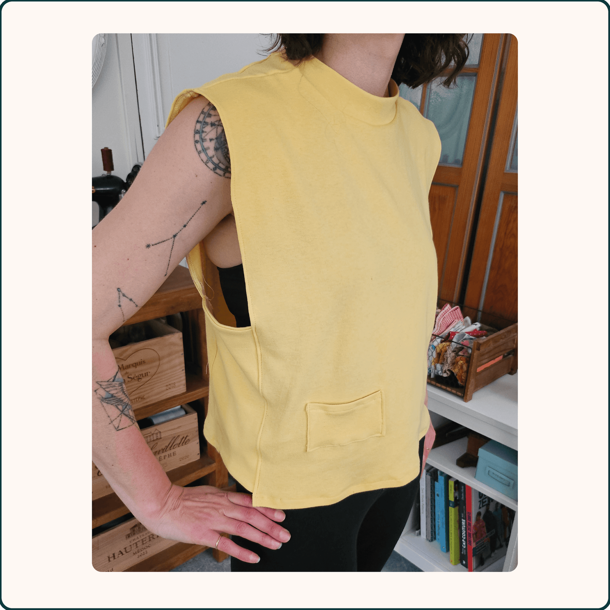SWEAT SANS MANCHES MICHEL.E en jaune, patron de couture pdf à télécharger, porté par une personne vue de côté.