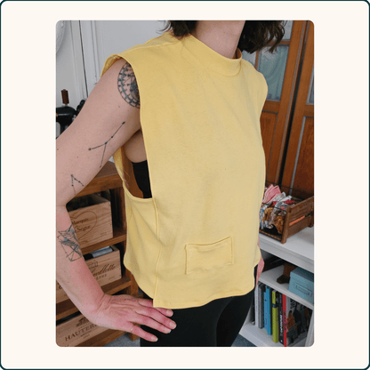 SWEAT SANS MANCHES MICHEL.E en jaune, patron de couture pdf à télécharger, porté par une personne vue de côté.