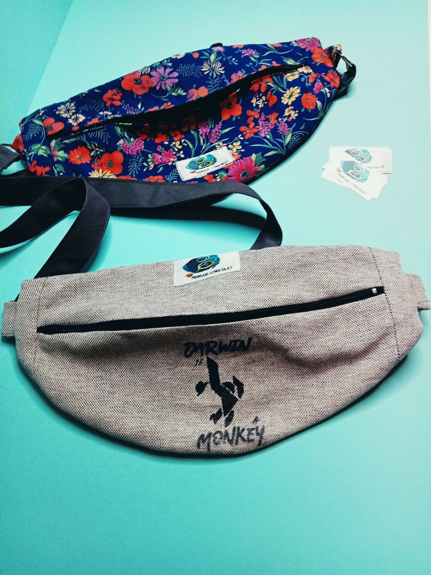 Sac Banane Kitrinos en bandoulière, en tissu fleuri et gris, pour un style pratique et tendance en français.