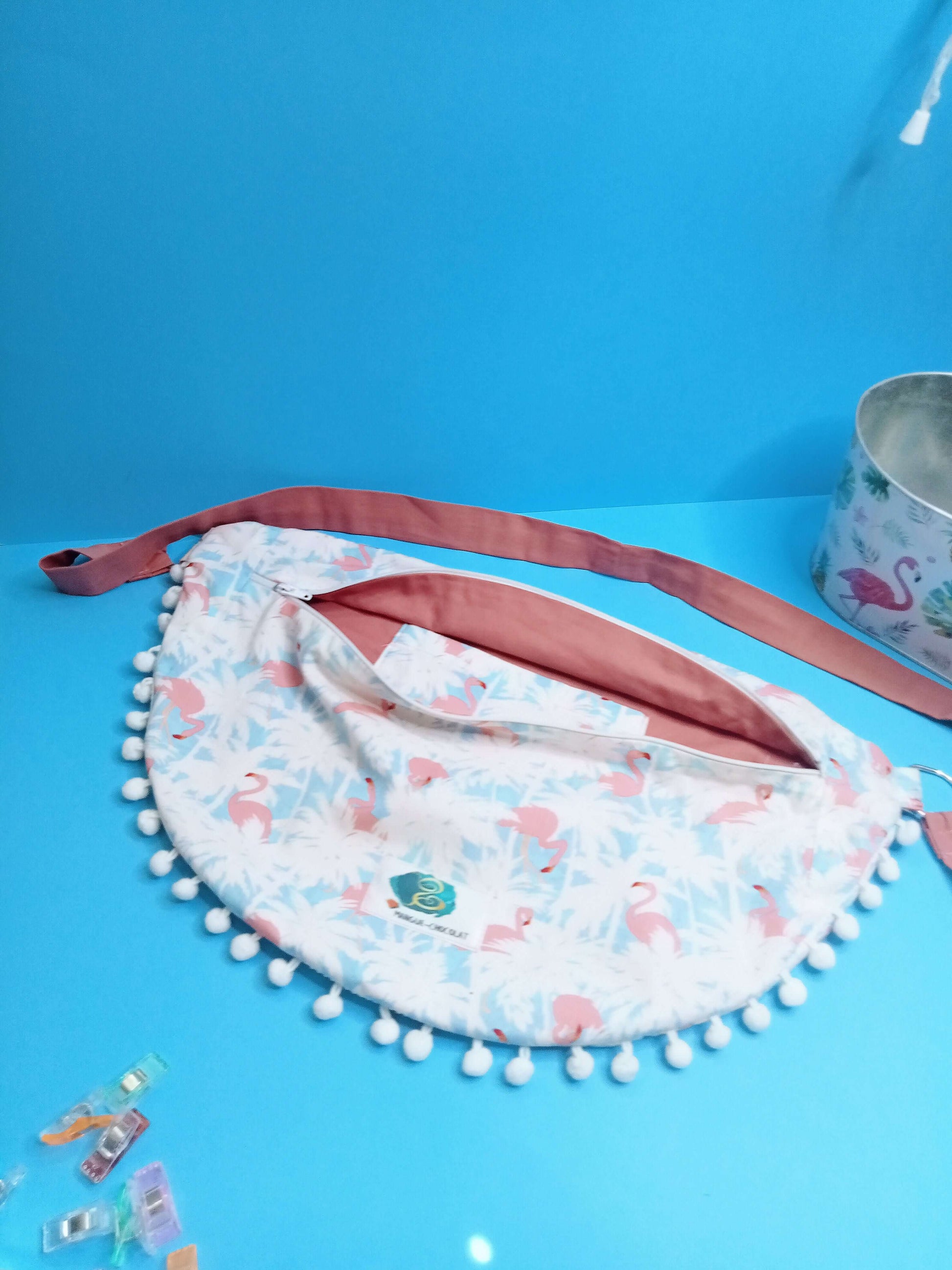 Sac Banane Kitrinos coloré avec pompons, idéal pour tous les styles, patron de couture à télécharger en français.