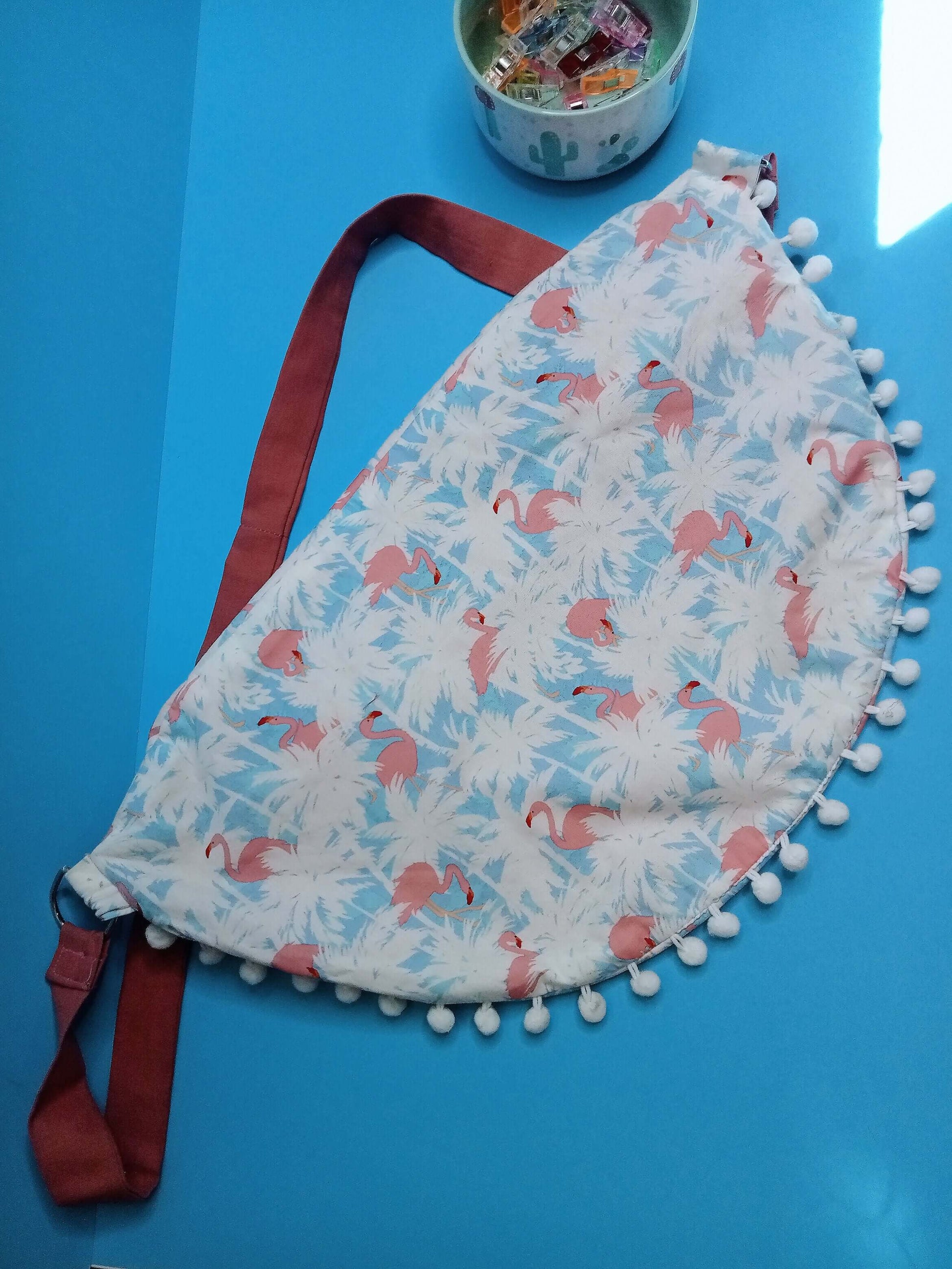 Sac Banane Kitrinos avec motif flamant rose, pratique et adaptable pour tous les styles, à télécharger en patron de couture.