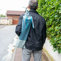 Homme portant le Sac à baguettes de pain Miss Cactus - Patron couture PDF, pratique et écologique, avec fermeture par rubans.
