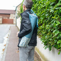 Homme portant Sac à baguettes de pain Miss Cactus - Patron couture PDF, pratique et zéro déchet avec rubans pour fermer.