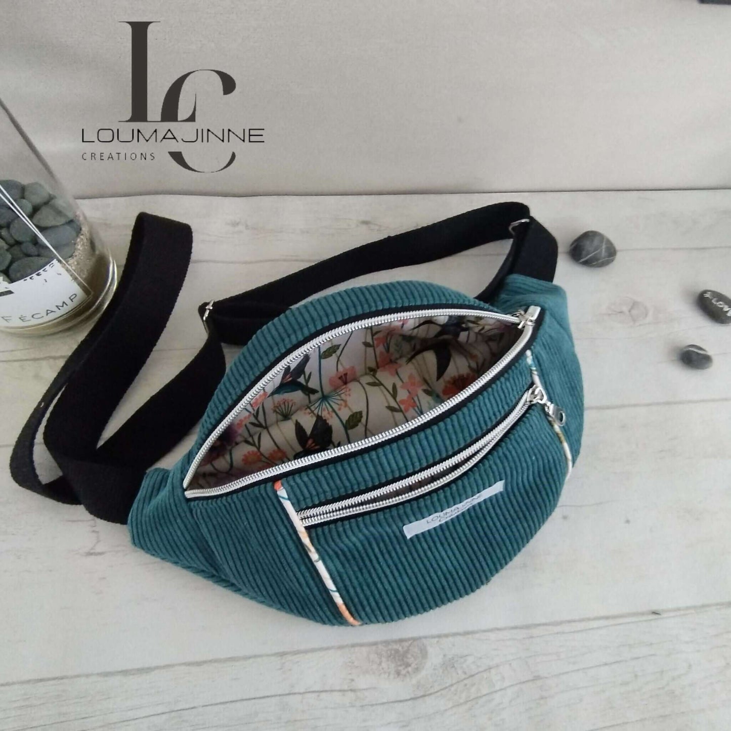 Sac banane Amaya en tissu côtelé avec poches zippées, parfait pour un tuto couture avec patron PDF.