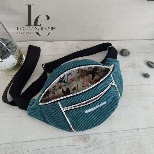 Sac banane Amaya en tissu côtelé avec poches zippées, parfait pour un tuto couture avec patron PDF.