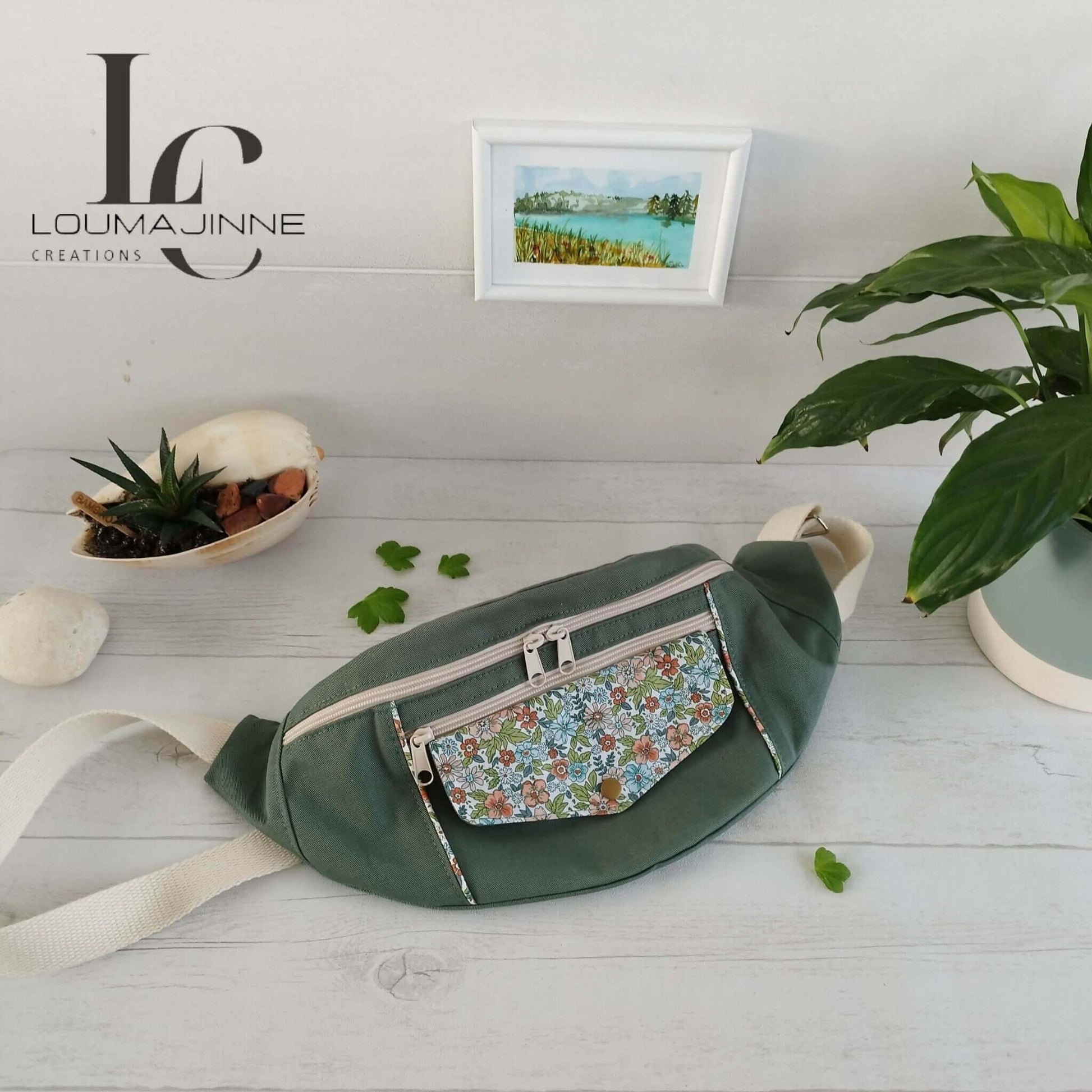 Sac banane Amaya de couleur verte avec poche à fleurs, parfait pour un tuto de couture avec patron PDF.