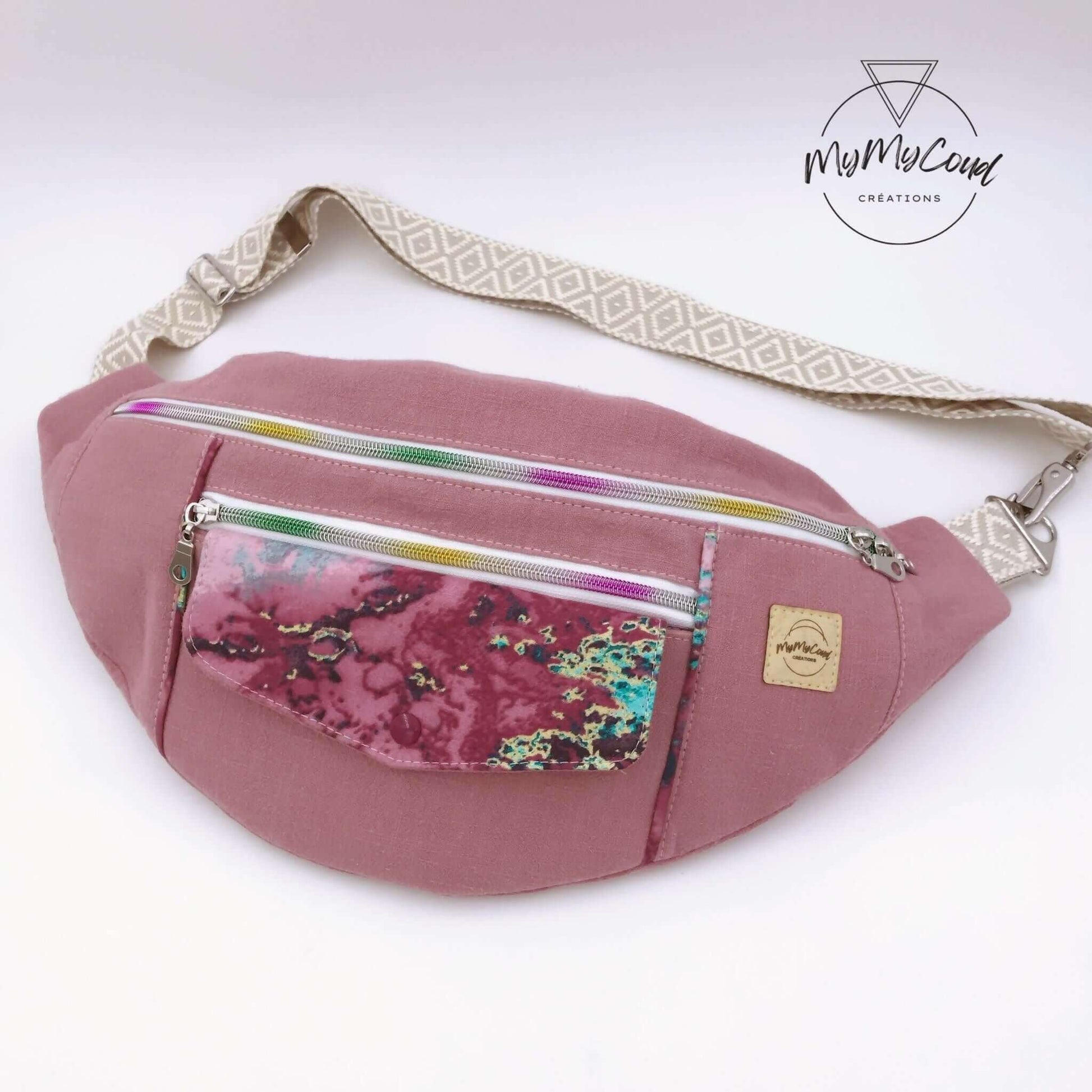 Sac banane Amaya en tissu rose avec poches zippées, idéal pour un tuto couture avec patron PDF.