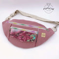 Sac banane Amaya en tissu rose avec poches zippées, idéal pour un tuto couture avec patron PDF.